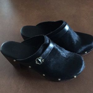 Wonder black clogs